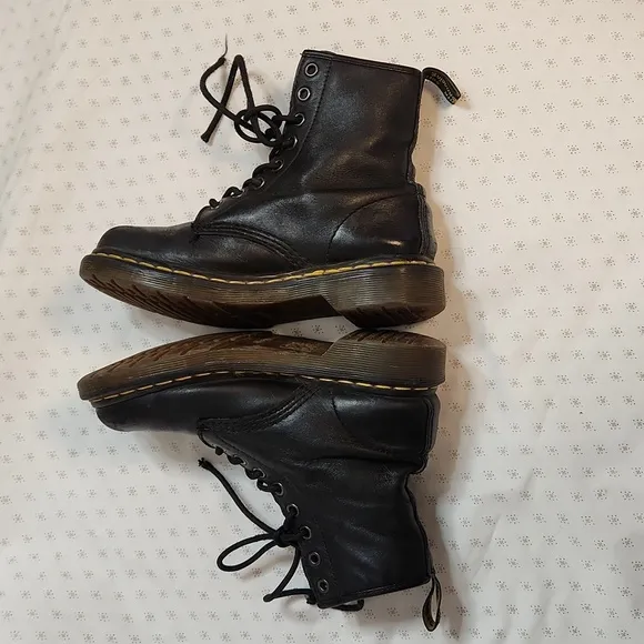 Dr. Martens black leather lace-up kids combat boots sz 4 US (big boy)