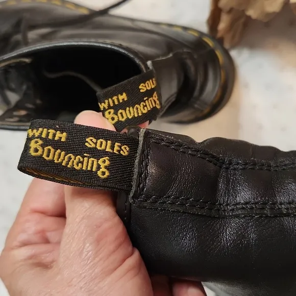 Dr. Martens black leather lace-up kids combat boots sz 4 US (big boy)