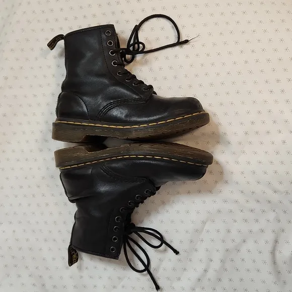 Dr. Martens black leather lace-up kids combat boots sz 4 US (big boy)