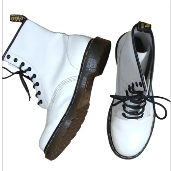 Dr Martens Boots 11821 White Classic Smooth Leather Lace Up Air Cushioned Moto