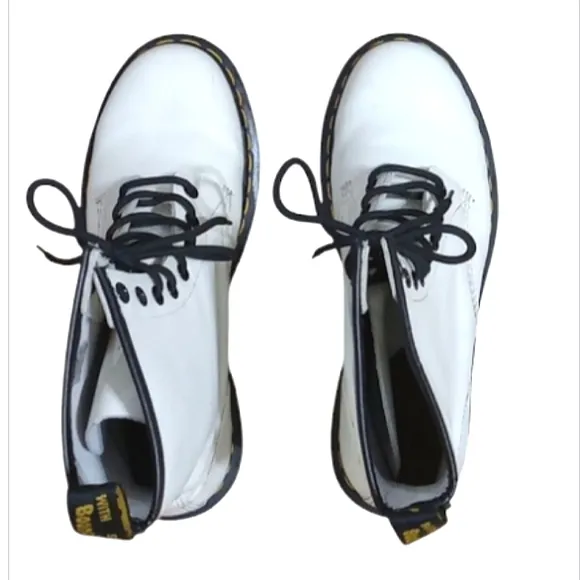 Dr Martens Boots 11821 White Classic Smooth Leather Lace Up Air Cushioned Moto