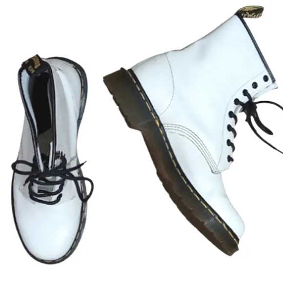 Dr Martens Boots 11821 White Classic Smooth Leather Lace Up Air Cushioned Moto