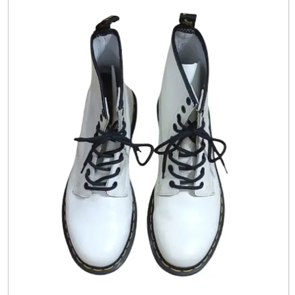 Dr Martens Boots 11821 White Classic Smooth Leather Lace Up Air Cushioned Moto