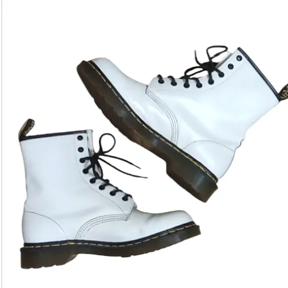 Dr Martens Boots 11821 White Classic Smooth Leather Lace Up Air Cushioned Moto