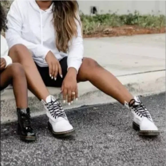 Dr Martens Boots 11821 White Classic Smooth Leather Lace Up Air Cushioned Moto