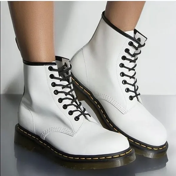 Dr Martens Boots 11821 White Classic Smooth Leather Lace Up Air Cushioned Moto