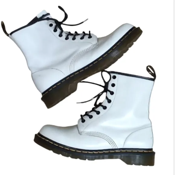 Dr Martens Boots 11821 White Classic Smooth Leather Lace Up Air Cushioned Moto