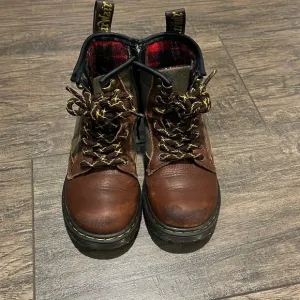 Dr Martens Brown Boots W Red Flannel Lining Kids Size 11