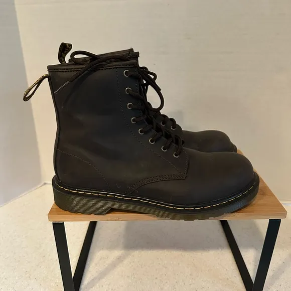 Dr. Martens Dark Brown Leather Men's Size 6, women’s 7 Boots. Zippered Sides.