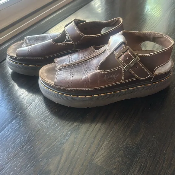 Dr. Martens Fisherman Sandals Air WairSize 10 Retro Slight Platform Leather