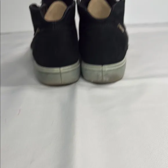 Ecco Black Chukka Boots with Sleek Design