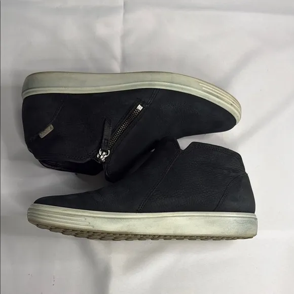 Ecco Black Chukka Boots with Sleek Design