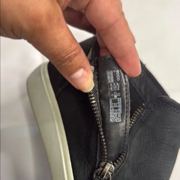 Ecco Black Chukka Boots with Sleek Design