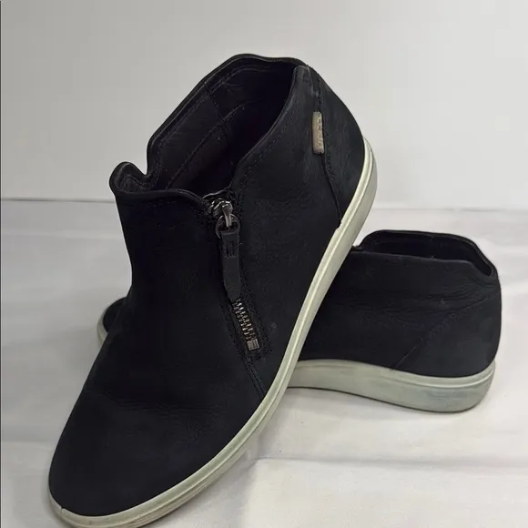 Ecco Black Chukka Boots with Sleek Design
