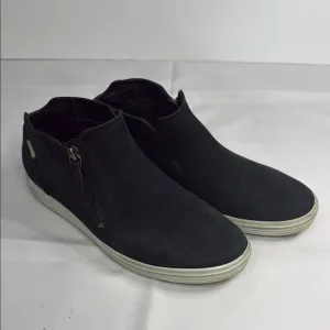 Ecco Black Chukka Boots with Sleek Design