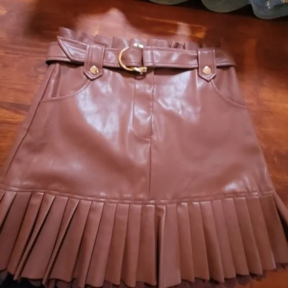 💥EFFORTLESSLY CHIC💥 Pleated Belted Leather Skirt in Rouge Brown