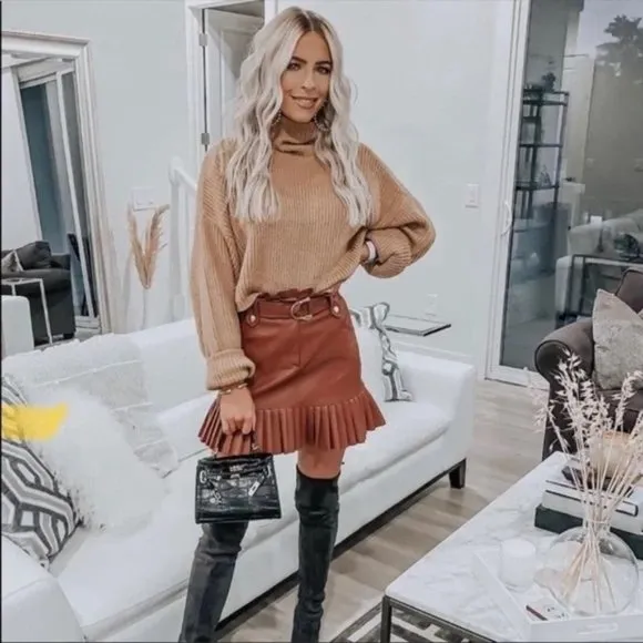 💥EFFORTLESSLY CHIC💥 Pleated Belted Leather Skirt in Rouge Brown