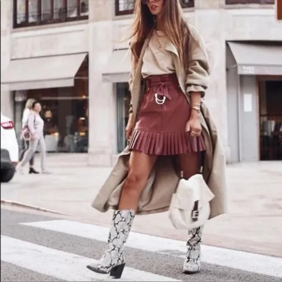 💥EFFORTLESSLY CHIC💥 Pleated Belted Leather Skirt in Rouge Brown