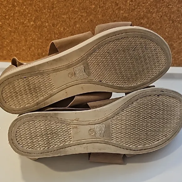 EILEEN FISHER Sandals