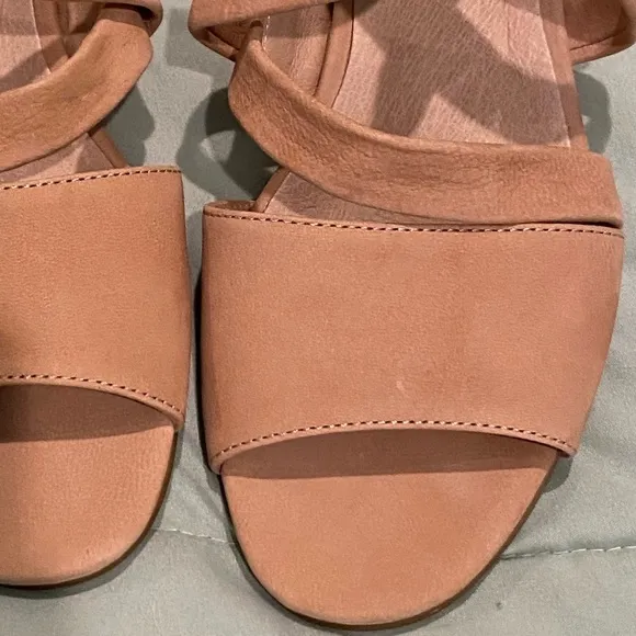 Eileen Fisher Tan Ellis Sandals      NEW