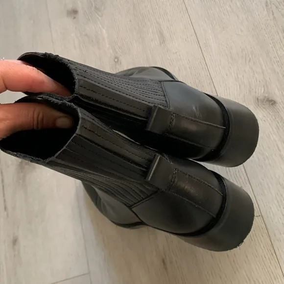 Elegant Black Ankle Boots Dolce Vita Linny H2O Waterproof Boots size 8 classic