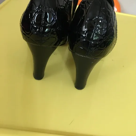 Elegant Black Ankle Boots with Glossy Toe Cap