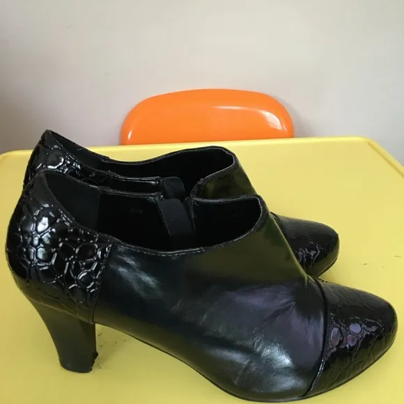Elegant Black Ankle Boots with Glossy Toe Cap