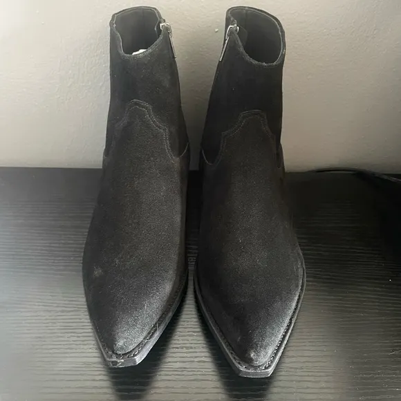 Elegant Black Chelsea Boots with Pointed Toe
