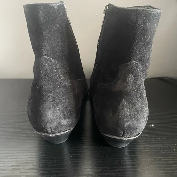 Elegant Black Chelsea Boots with Pointed Toe