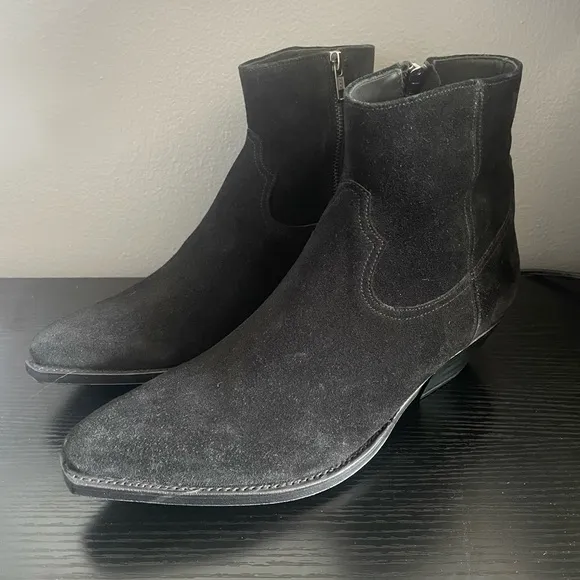Elegant Black Chelsea Boots with Pointed Toe