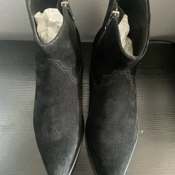 Elegant Black Chelsea Boots with Pointed Toe