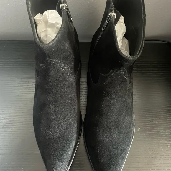 Elegant Black Chelsea Boots with Pointed Toe