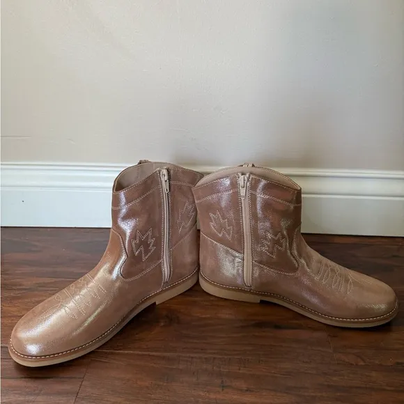 Elephantito Shimmering Pink/Gold Tassel Boots-NWOT Size 6