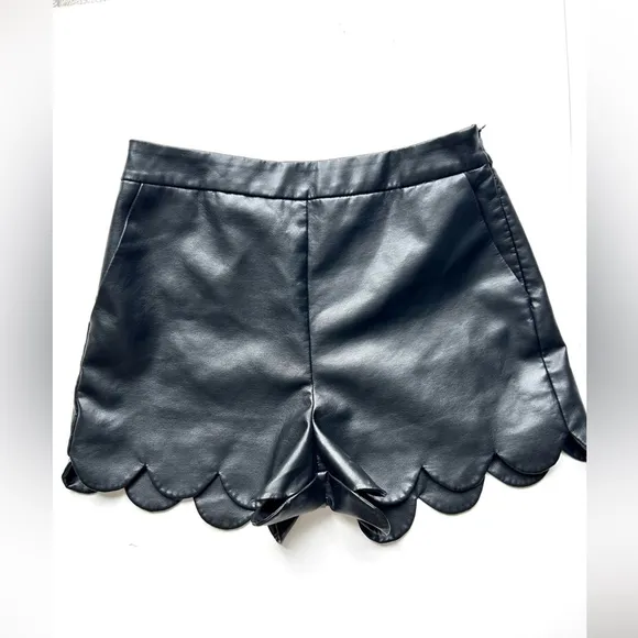 ENGLISH FACTORY Aiden Scallop Detail Vegan Leather Shorts In Black