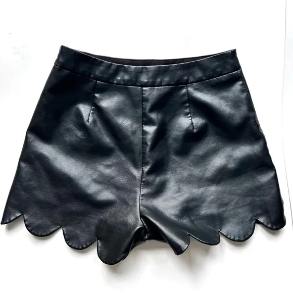 ENGLISH FACTORY Aiden Scallop Detail Vegan Leather Shorts In Black