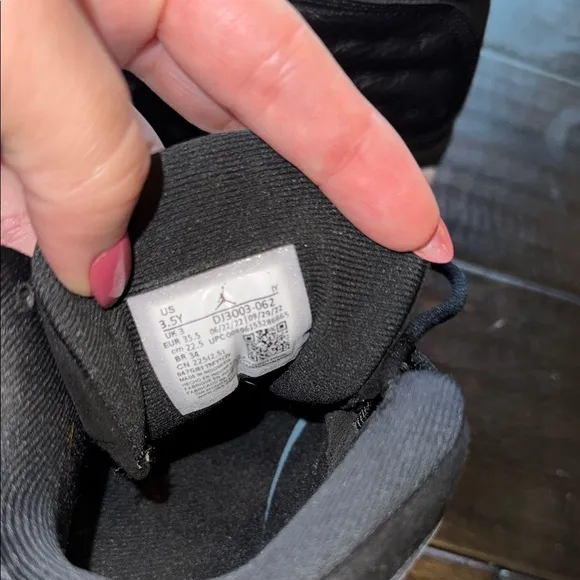 EUC UNISEX Jordan Air 13