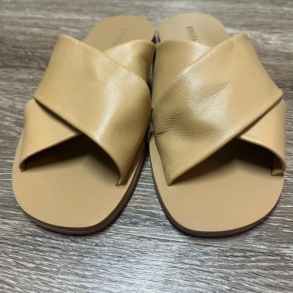 Everlane The Day Crossover Sandal in Light Taupe size 7
