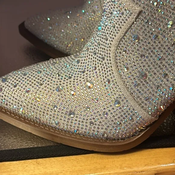 Fashion boots very G. Size 10. 3 inch heels. They’re absolutely gorgeous