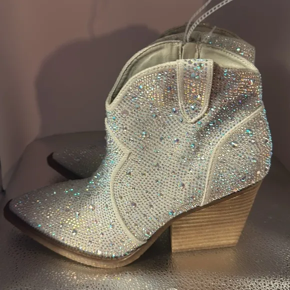 Fashion boots very G. Size 10. 3 inch heels. They’re absolutely gorgeous