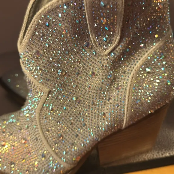 Fashion boots very G. Size 10. 3 inch heels. They’re absolutely gorgeous