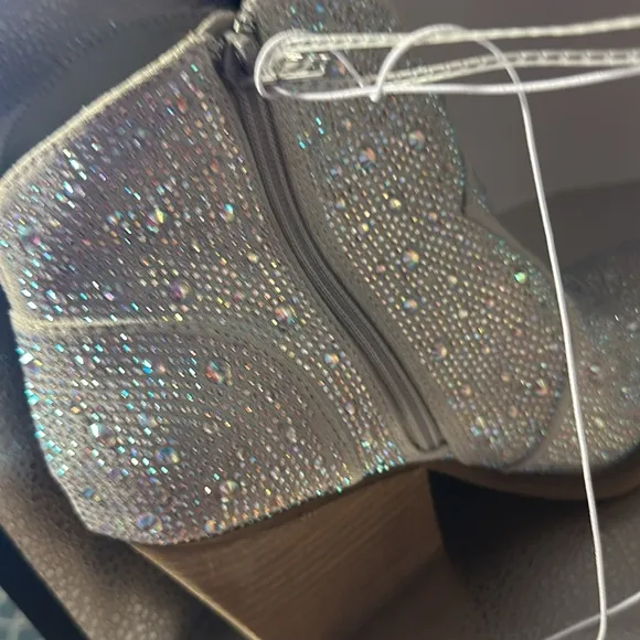 Fashion boots very G. Size 10. 3 inch heels. They’re absolutely gorgeous
