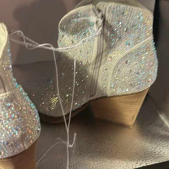 Fashion boots very G. Size 10. 3 inch heels. They’re absolutely gorgeous