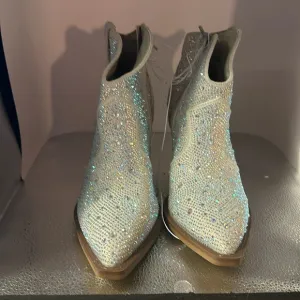 Fashion boots very G. Size 10. 3 inch heels. They’re absolutely gorgeous