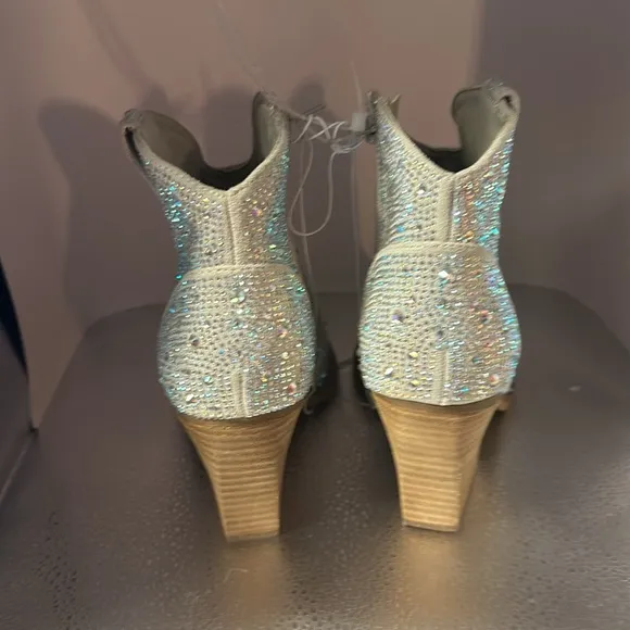 Fashion boots very G. Size 10. 3 inch heels. They’re absolutely gorgeous