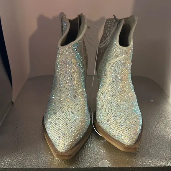 Fashion boots very G. Size 10. 3 inch heels. They’re absolutely gorgeous