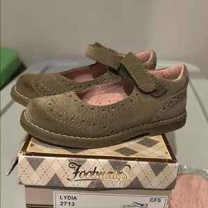 Footmates Kids Mary Jane Lydia Shoes - Olive Green taupe suede sz 8