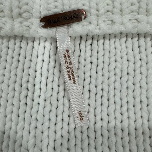 FREE PEOPLE white v-neck heavy gauge knit sweater