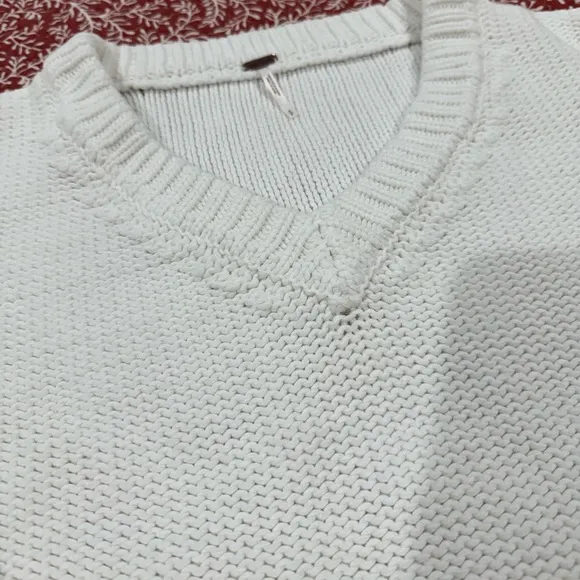 FREE PEOPLE white v-neck heavy gauge knit sweater