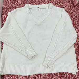 FREE PEOPLE white v-neck heavy gauge knit sweater