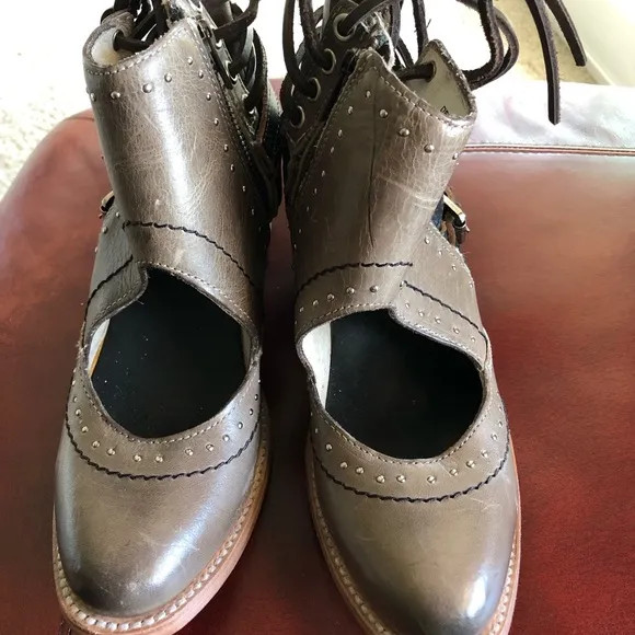 FREEBIRDS Desert Never worn Stylish Brown/Gray Leather Women's Shoes size 7
